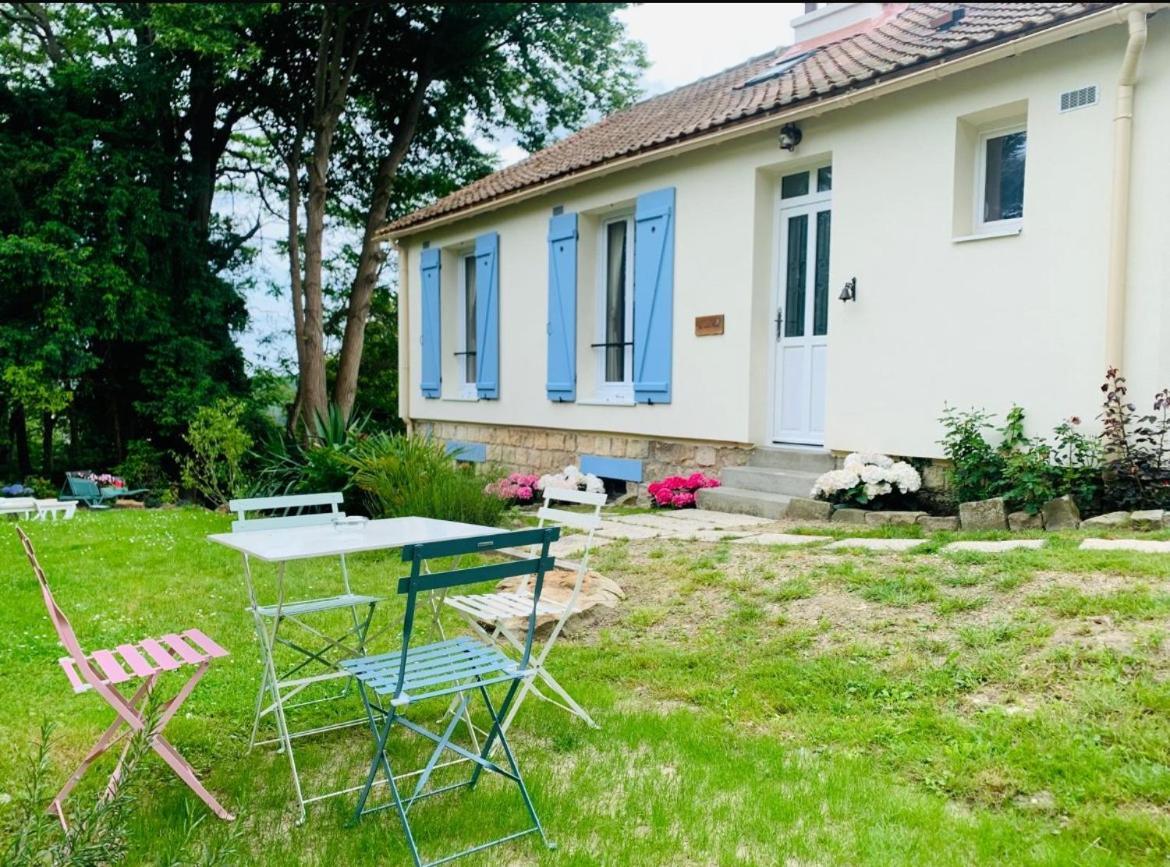 Les Volets Bleus Villa Parmain Buitenkant foto