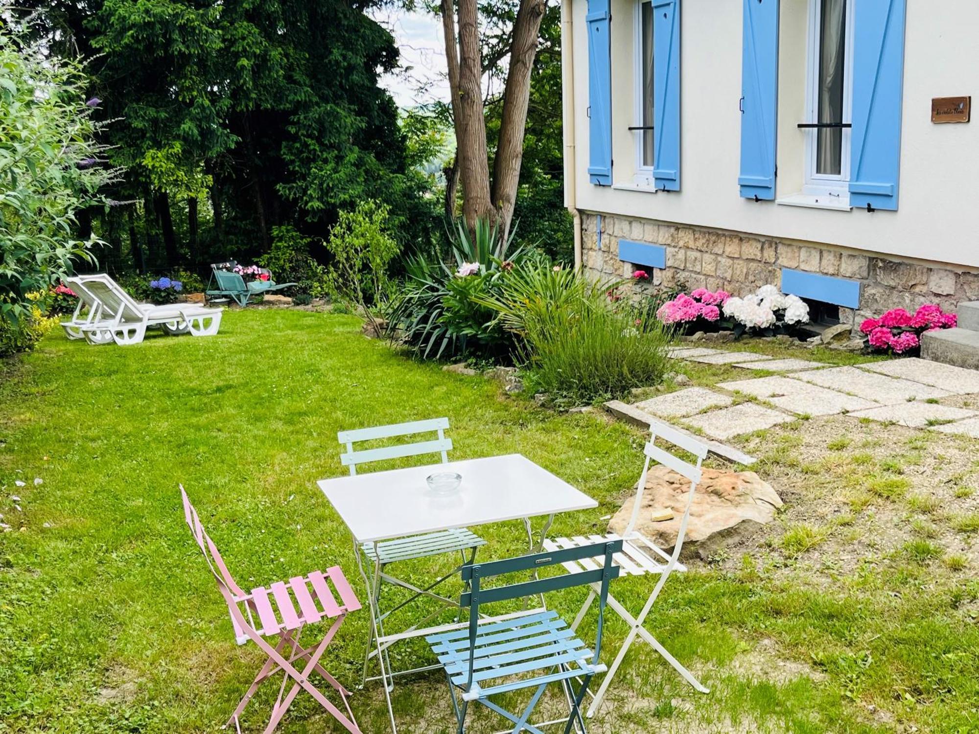 Les Volets Bleus Villa Parmain Buitenkant foto